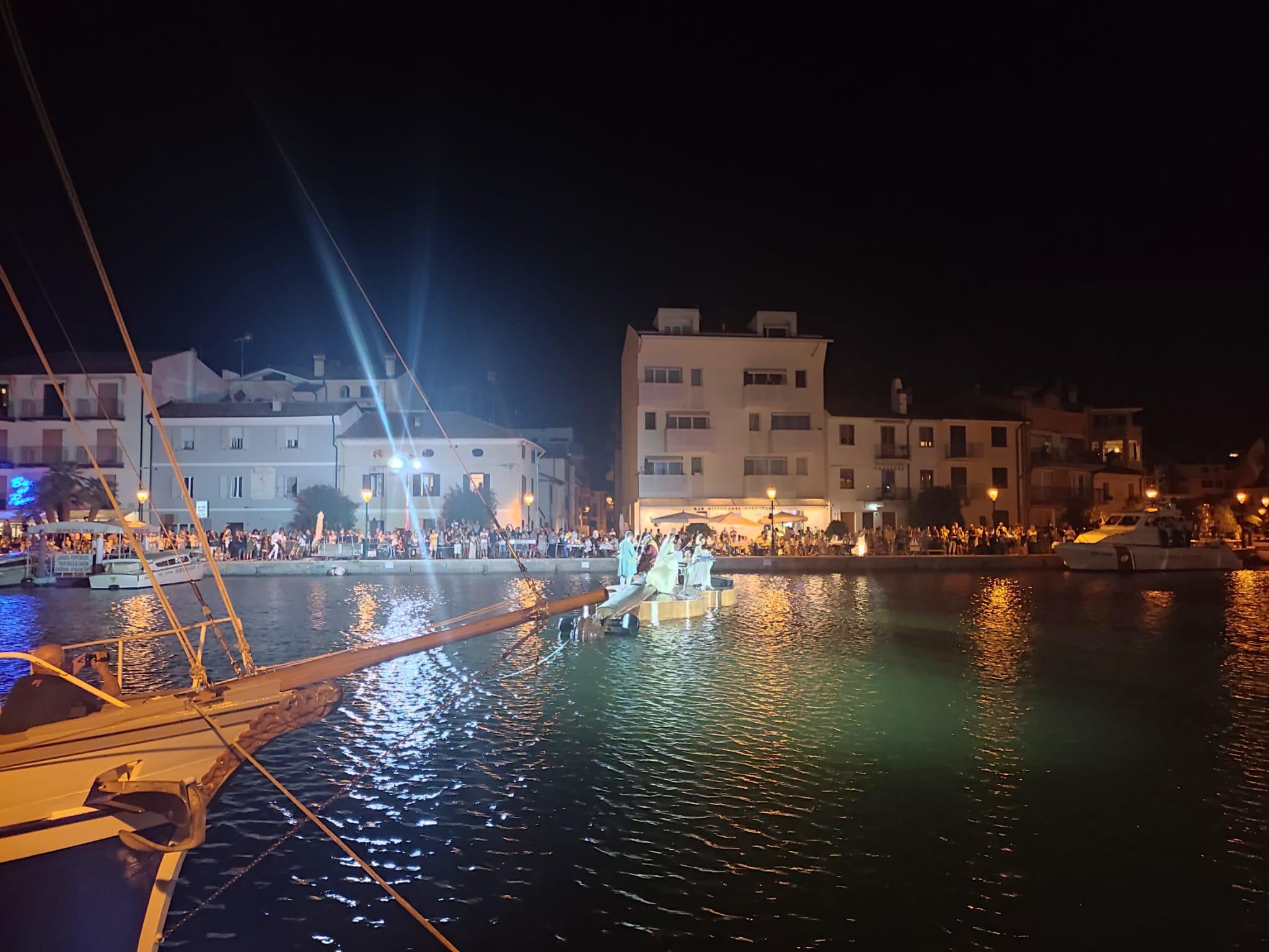 Immagine per Il Violino di Noè strega un migliaio di partecipanti nel porto di Grado